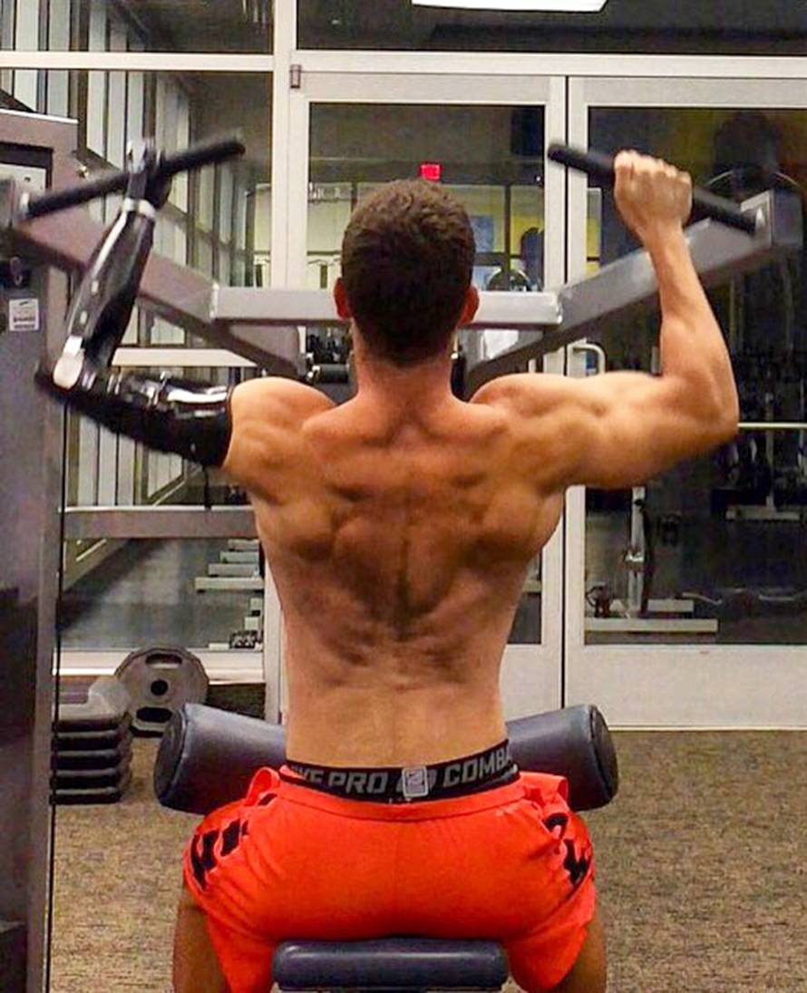 Rodio se bez jedne ruke, ali to ga nije spriječilo da se 'nabilda'