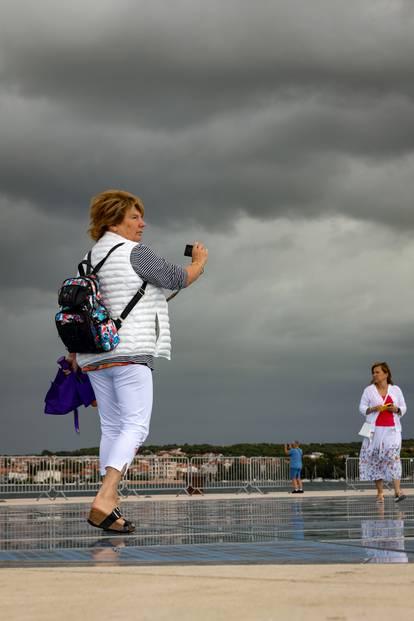 FOTO Kad Boris ugasi svjetlo:  Ovo je Zadar u podne. Čini se kao da je večer. Turisti u šoku