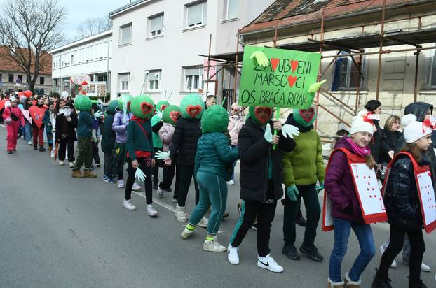 Sisak: Nekoliko stotina mališana iz dječjih vrtića i osnovnih škola sudjelovalo je na tradicionalnom Sisačkom fašniku