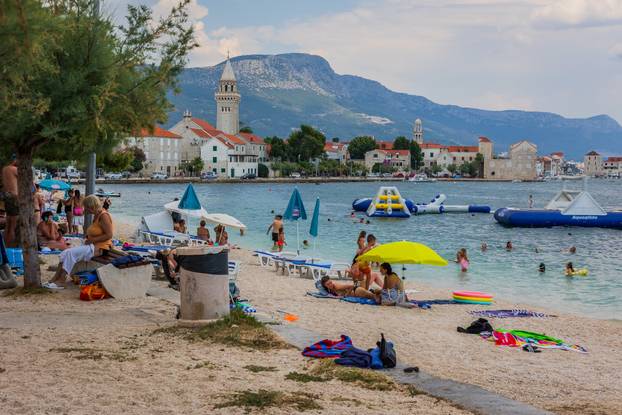 Kaštel Štafilić: Ljetni pljusak na plaži Gabine