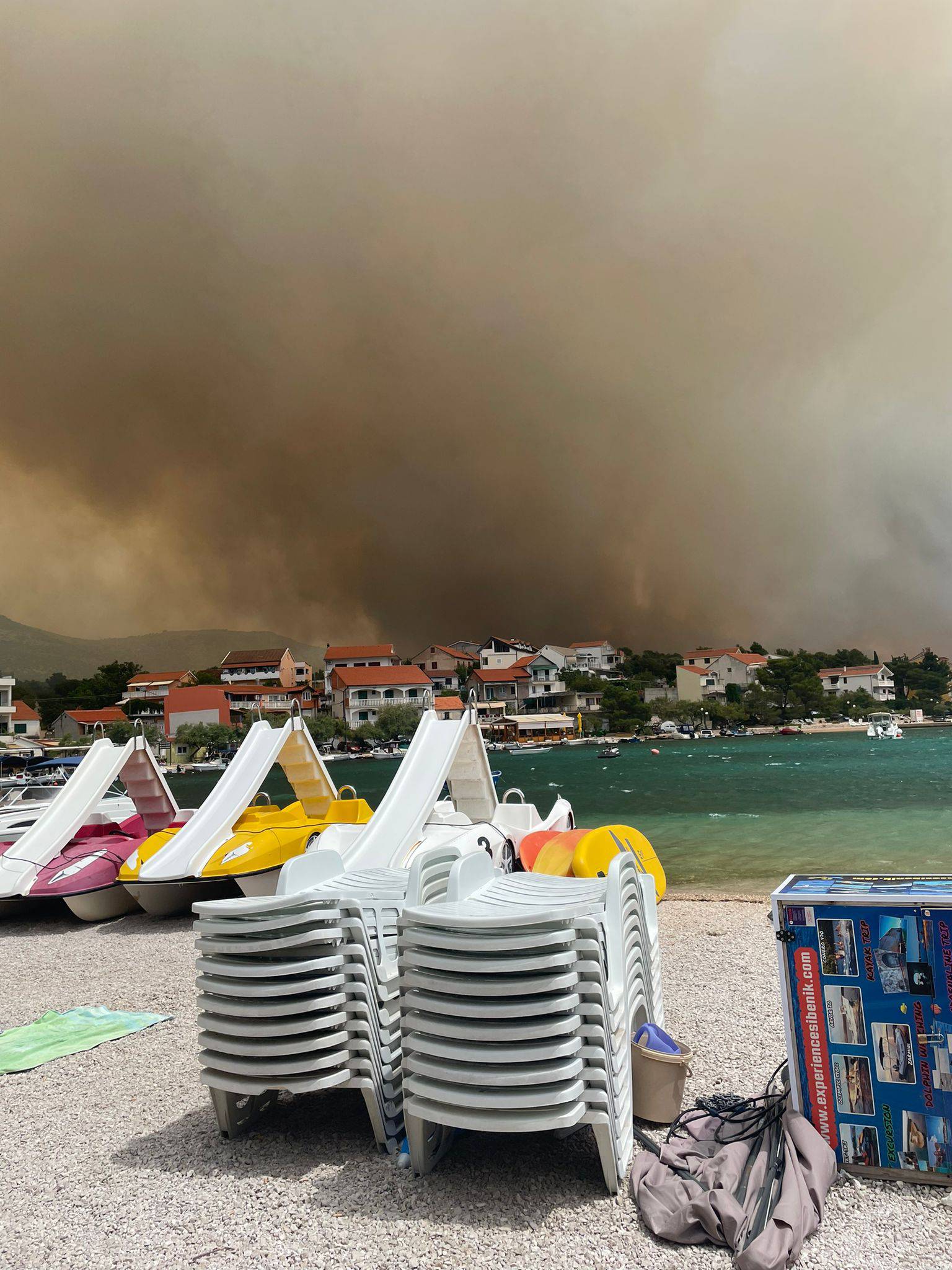 Požar u Grebaštici i dalje gori, zatvorene sve ceste: 'Morali smo brzo izaći iz apartmana'