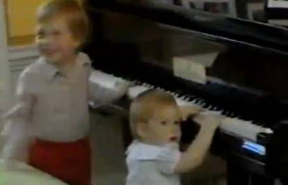 Prije 26 godina: Prepoznajete li nestašne dječake za klavirom?