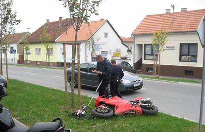 Mladić (17) vozio motor bez dozvole i udario u auto