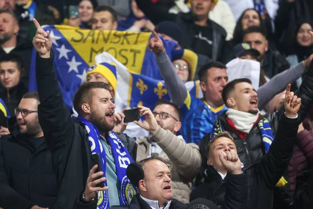 Tuzla: Navijači prate susret Bosne i Hercegovine i Rumunjske 