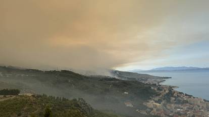 FOTO Teška noć u Tučepima: Umorni vatrogasci leže na cesti, vatra zahvatila kuće, ranč...