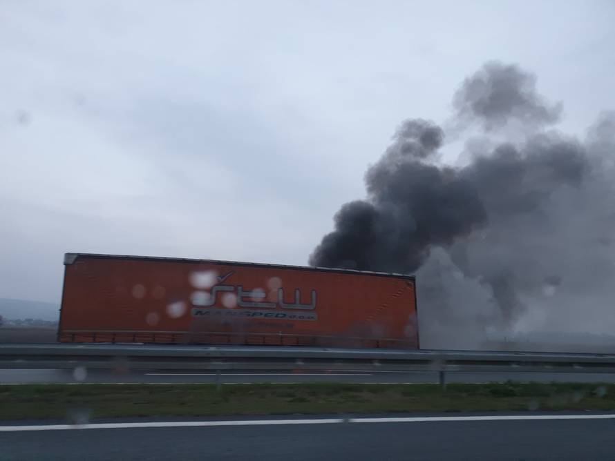 Požar kod Slavonskog Broda: Izgorio kamion na autocesti