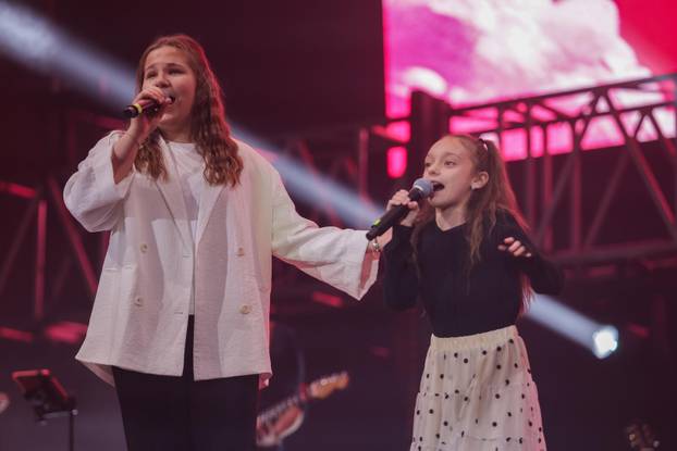 Zagreb: U Areni Zagreb održan koncert "Progledaj srcem"