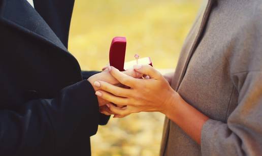 Zaljubila se u njega, ali ne i u prsten: 'Mrzim ga, iako je on proveo mjesece dizajnirajući ga'