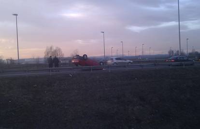 Autom se prevrnuo na krov na autocesti A2 Zagreb-Krapina 