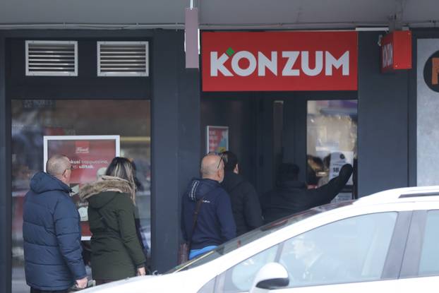 
Zagreb: Gužve na autobusnom kolodvoru ispred rijetko otvorenih dućana i pekarnica u gradu