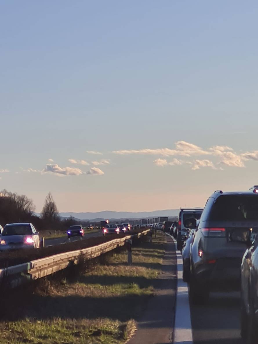 FOTO Ogromne gužve na A1 kraj Draganića, vozači stoje više od sata. Policija: Rutinska kontrola