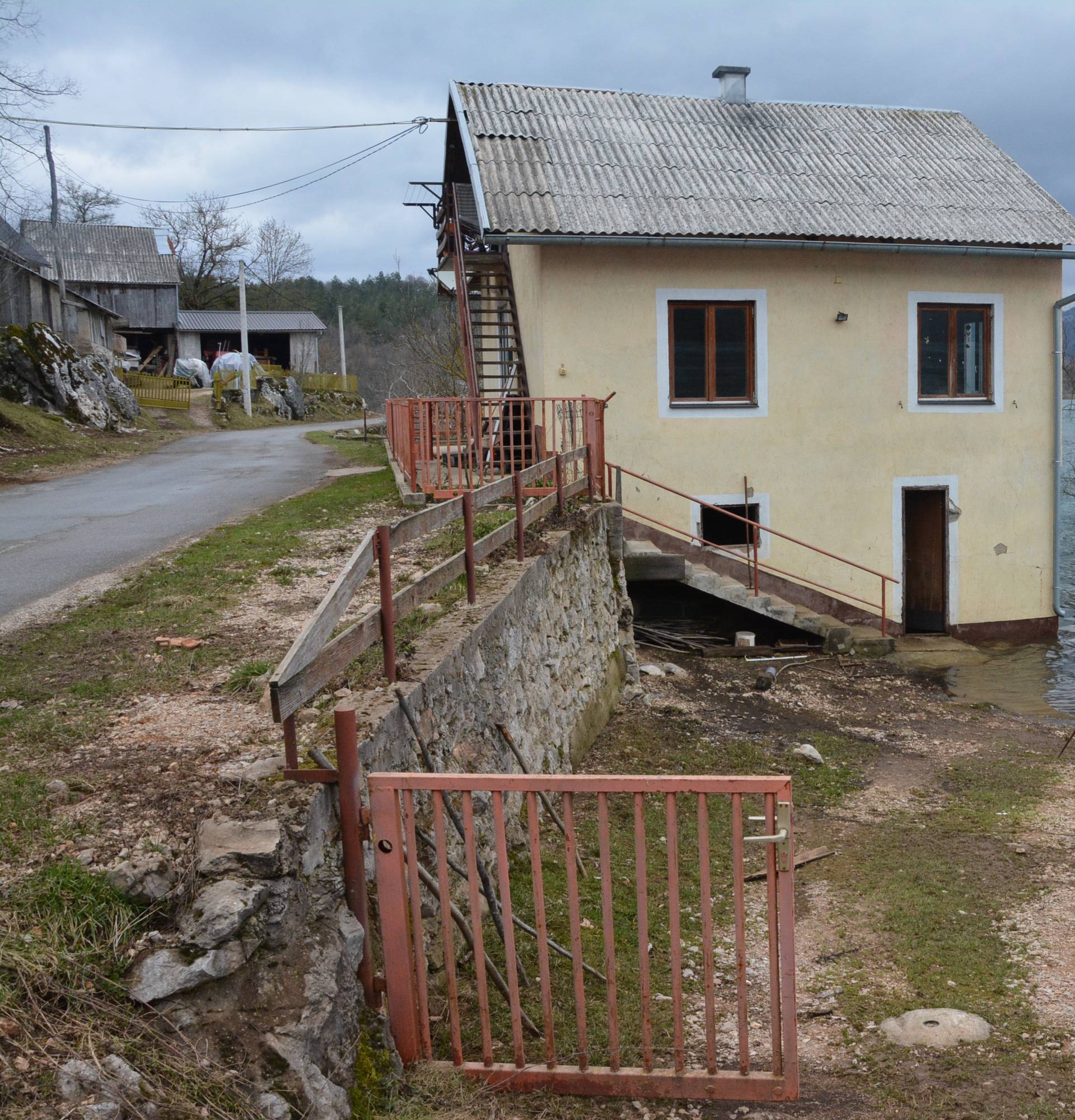 'Tužan sam, spasio sam medu i zeku, ali naša kuća je uništena'