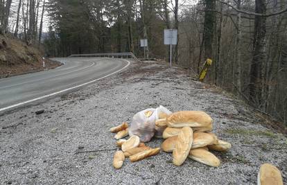 Rasipanje: Štruce kruha bacili su kraj ceste i u obližnjoj šumi