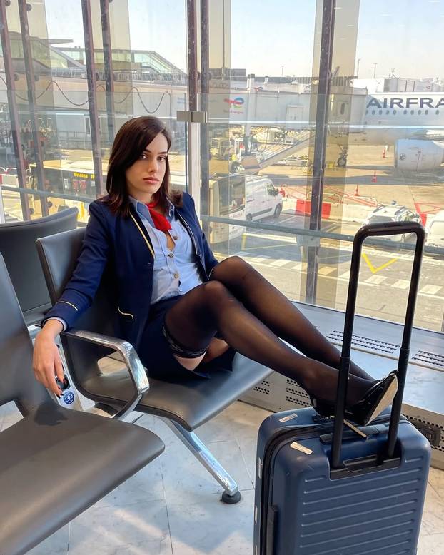 FOTO Zanosna stjuardesa traži muža: Javite se! Ovo su kriteriji