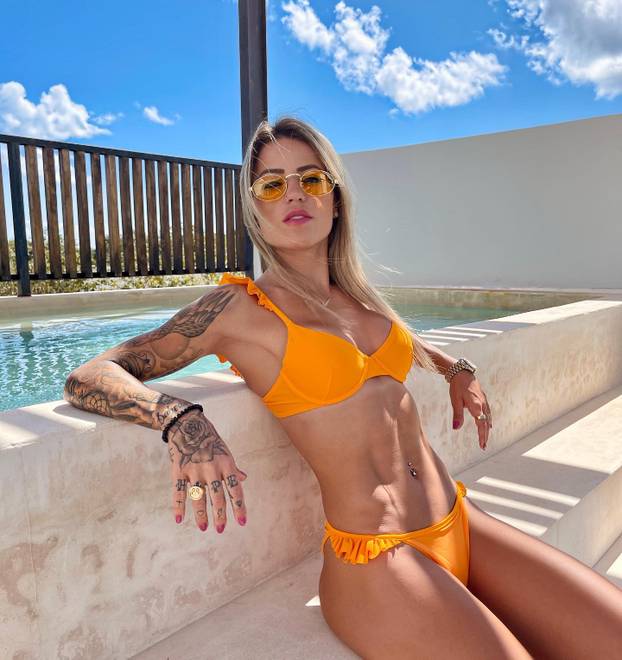 Fatalna Brazilka besplatno časti fanove intimnim fotografijama