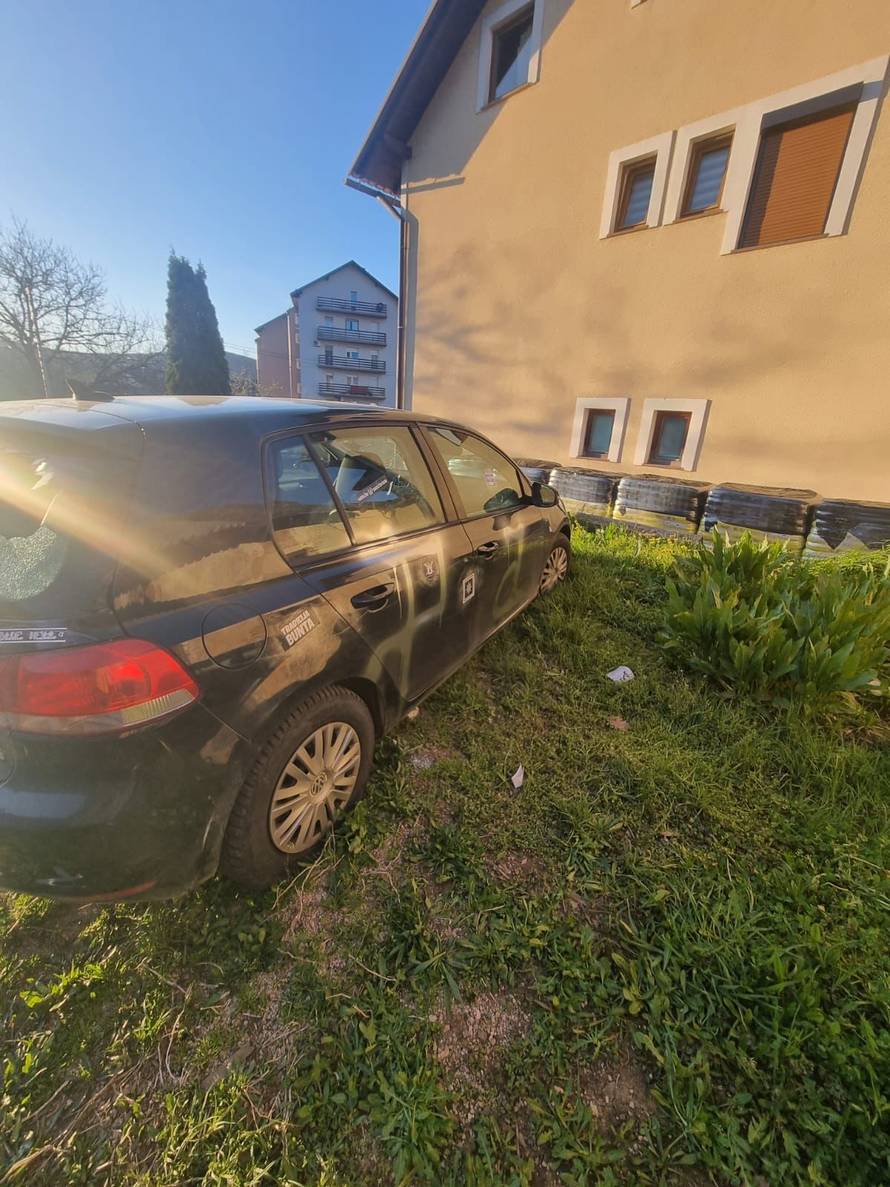 Tri torcidaša istukla su mladića u Otočcu zbog Dinamovog grba, netko im potom demolirao auto