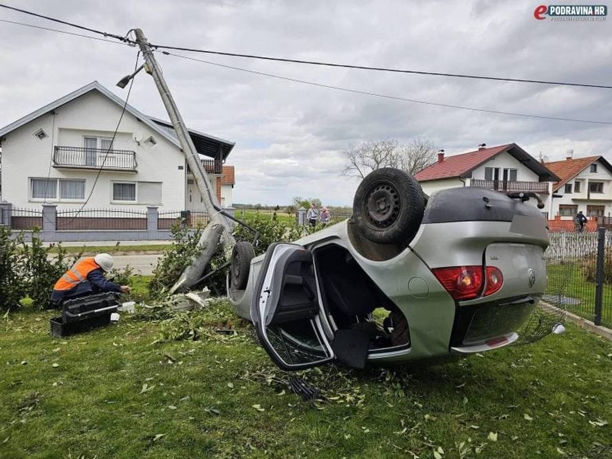 FOTO Autom slomio betonski stup u Koprivnici i završio na krovu, nekoliko je ozlijeđenih