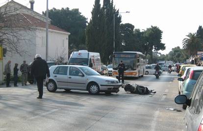 Oborio motociklista dok se autom polukružno okretao