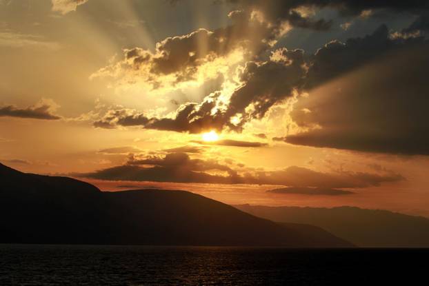 Split: Sunce u izlasku obojilo nebo i more toplim tonovima