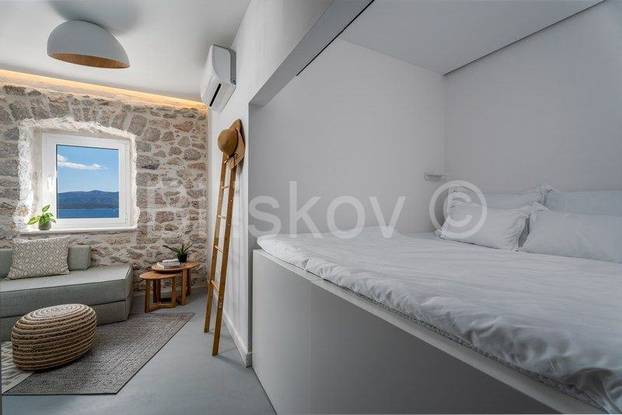FOTO Stančić od 19 m2 na Braču prodaju za 'paprenu' cifru. Ima i prostor za jogu. Zavirite u njega