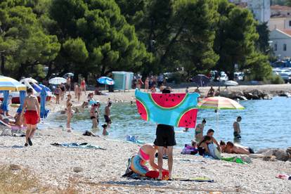 FOTO Turisti u Crikvenici uživaju u moru i ljetnim radostima