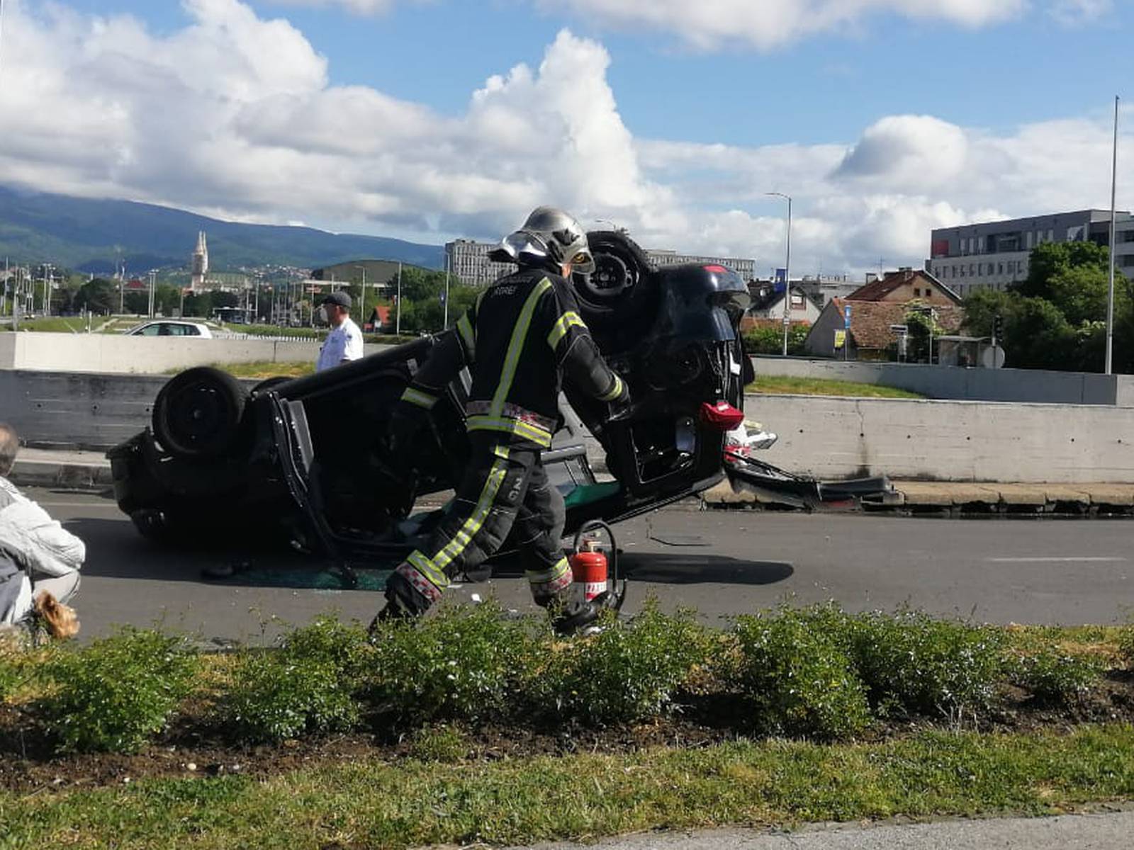 Teška nesreća u Zagrebu: Auto na krovu, troje ljudi ozlijeđeno