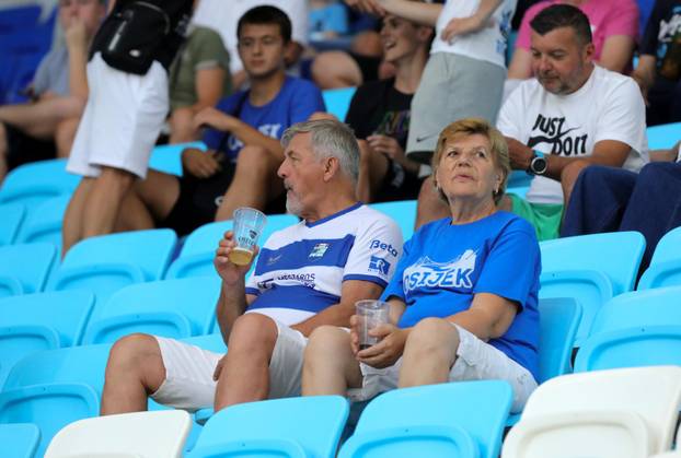 Osijek: Navijači se okupljaju ispred novoizgrađene Opus Arene uoči utakmice NK Osijek - Slaven Belupo