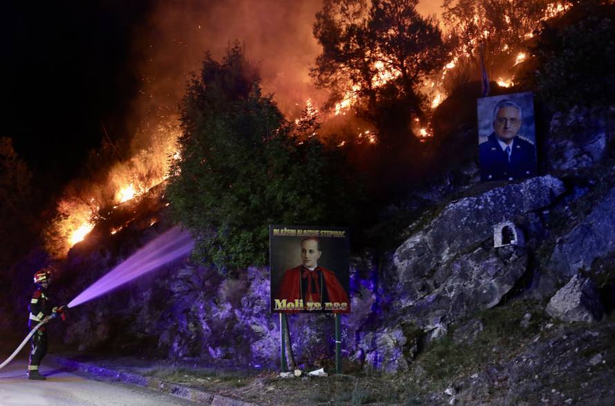 Jak vjetar stvara poteškoće vatrogascima na požarištima kod Žrnovnice, Srinjina i Sitnog Donjeg