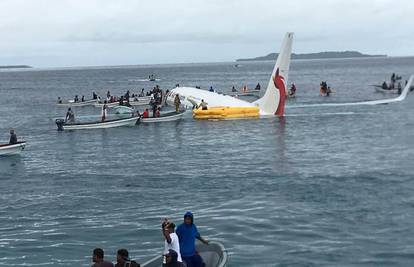 Avion promašio pistu i sletio u more: Svi putnici su preživjeli!
