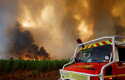 Francuska se već treći dan bori s golemim šumskim požarom, na terenu više od 1000 vatrogasa
