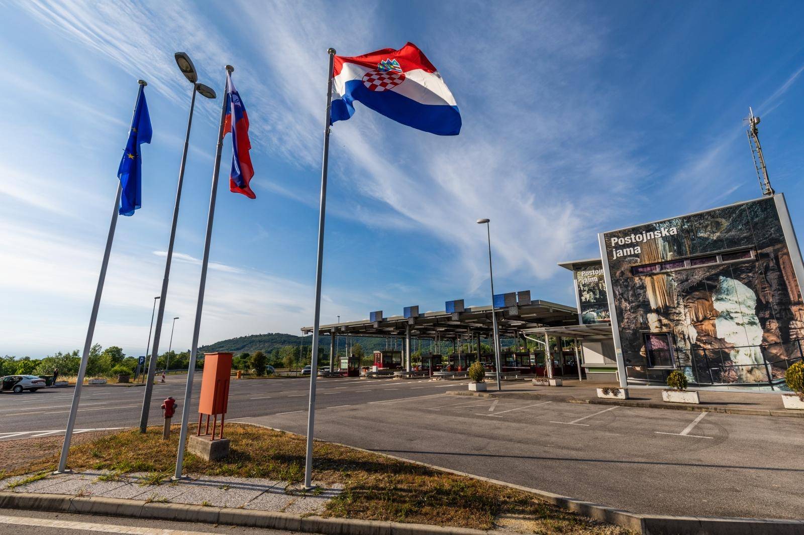 Strani džavljani ulaze u RH na graničnom prijelazu Kaštel