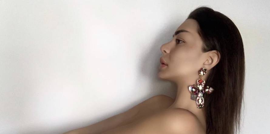 Kristina Mandarina objavila fotografiju u toplesu, na sebi nosi samo velike naušnice