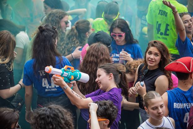 Dubrovnik: Dubrovački srednjoškolci kao i njihovi vršnjaci diljem Lijepe naše slave kraj škole