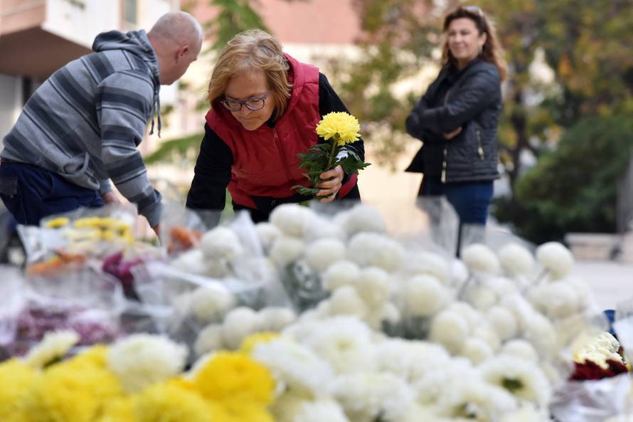 Od ranog jutra graÄani Å ibenika kupuju cvijeÄe prije odlaska na groblje