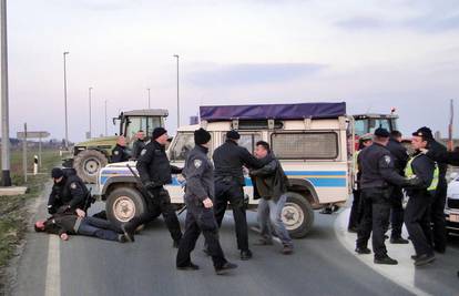 Dvoje seljaka je ozlijeđeno u tučnjavi sa policajcima