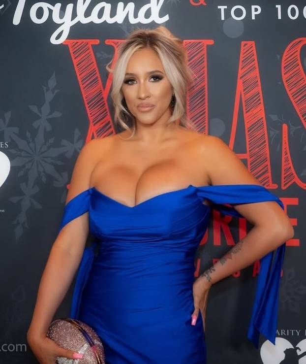 Zbog seksi slika koje objavljuje sina su joj izbacili iz hokejaške momčadi. Ali ona ne odustaje...