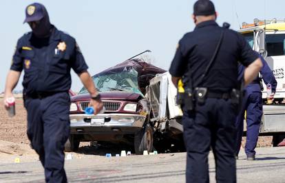 Najmanje 15 ljudi poginulo je u teškoj nesreći u Kaliforniji