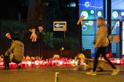 Građani ispred Klaićeve bolnice u Zagrebu ostavljaju plišane igračke i pale svijeće za preminulu djevojčicu