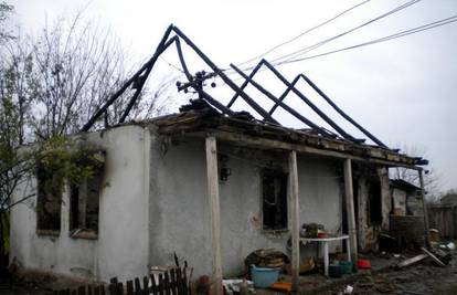 Majci i sinu izgorila cijela kuća dok su bili u gostima