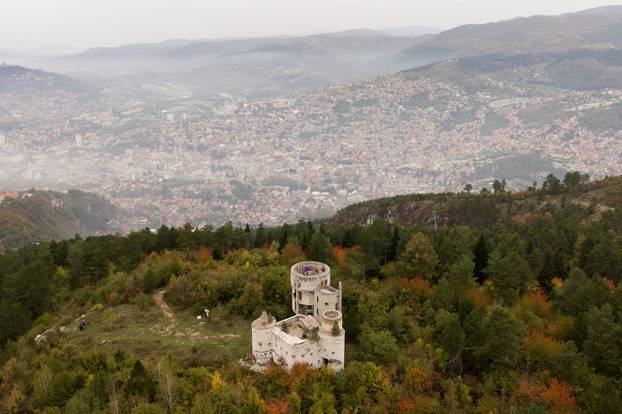 Pogled iz zraka na najpoznatiji sarajevski opservatorij Bistrik kula na Trebeviću