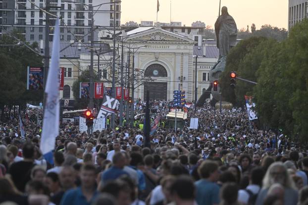Beograd: Komemorativna šetnja povodom 10 mjeseci od pada nadstrešnice na željezničkoj stanici u Novom Sadu
