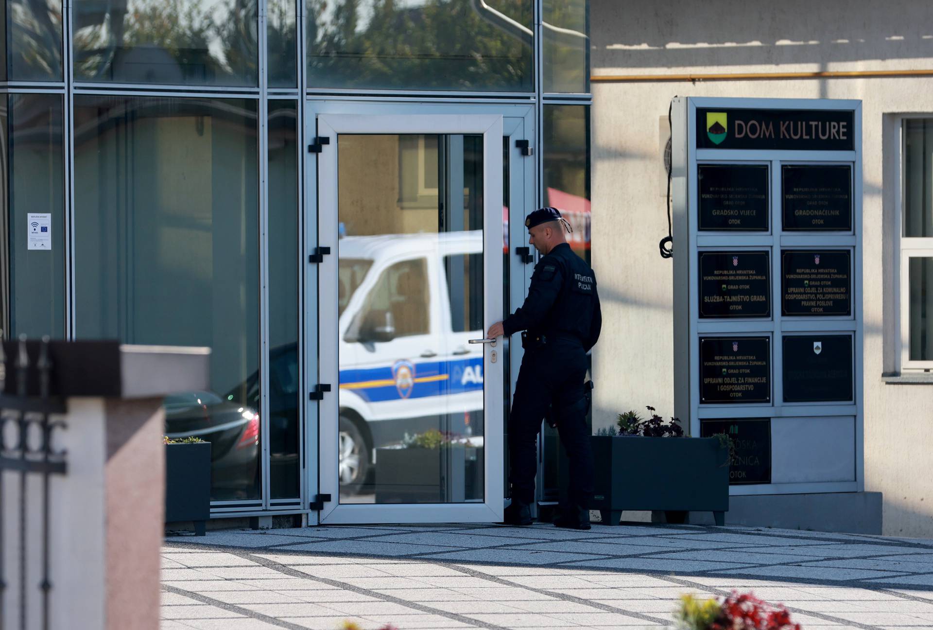 Policija i USKOK tijekom pretresa kuće Josipa Šarića, gradonačelnika Otoka