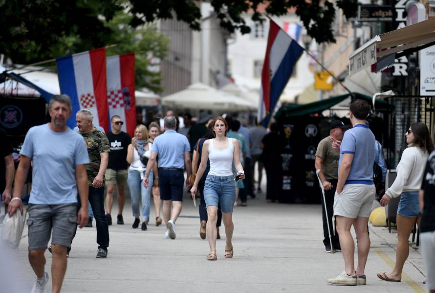Sinj: Okupljanje ljudi u Sinju uoči 310. Sinjske alke