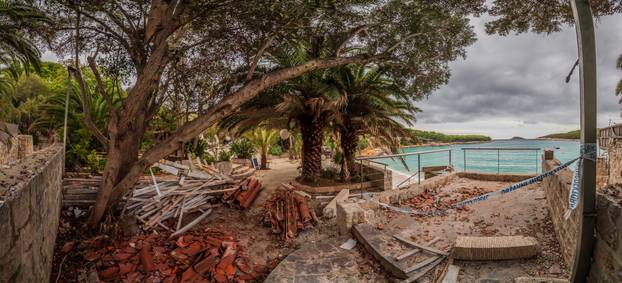 24sata: Palmižana: Reportaža o rušenju objekata Eduarda Tota Meneghella