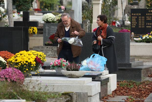 Zagreb: Građani obilaze posljednja počivališta svojih najmilijih uoči Svih svetih