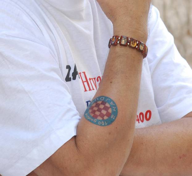ARHIVA - 2010. Zadar: Pjeva? Mladen Grdovi? na ruci istetovirao grb Hajduka