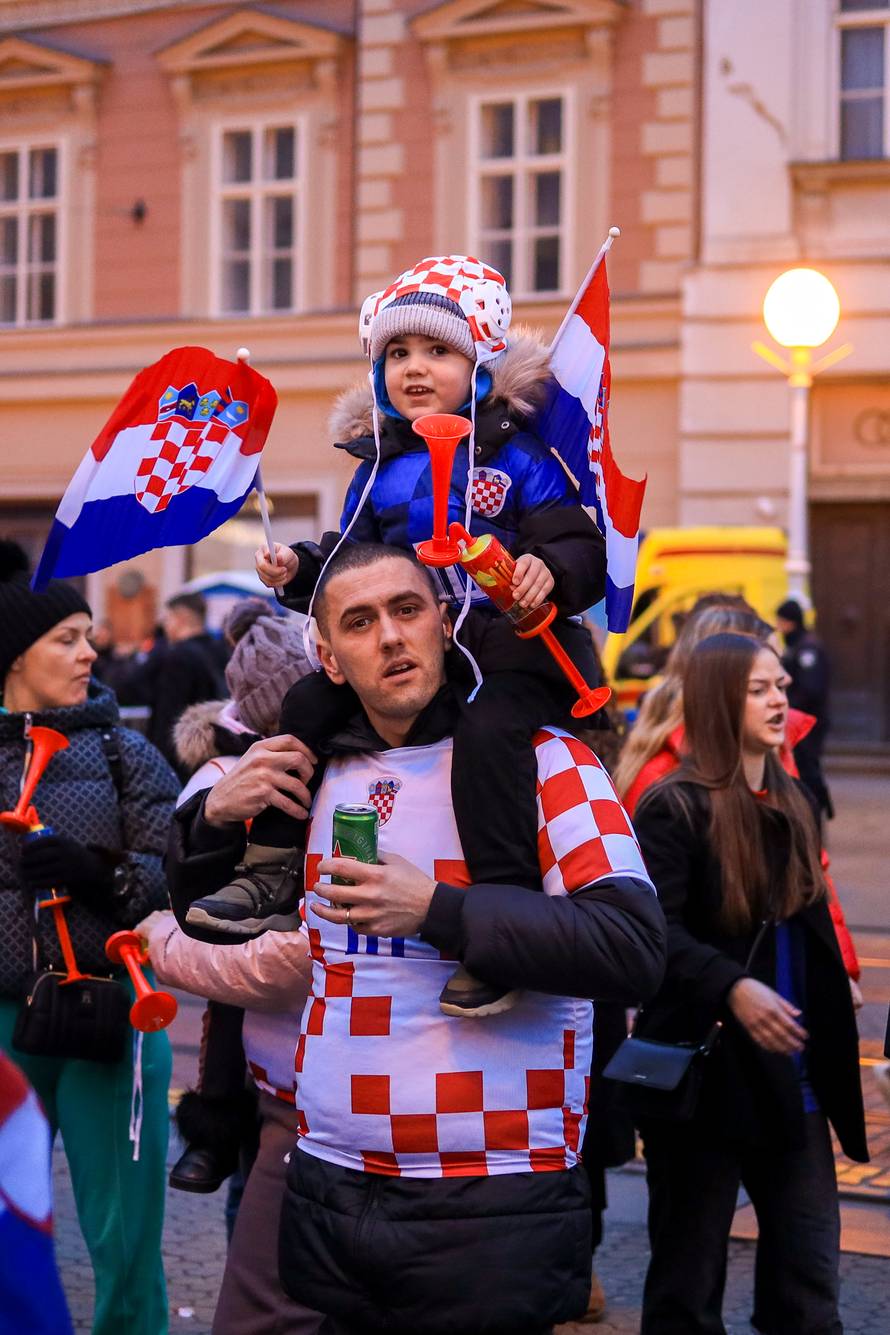 Zagreb: Počelo okupljanje građana za svečani doček rukometnih reprezentativaca nakon osvojene bronce na Europskom prvenstvu