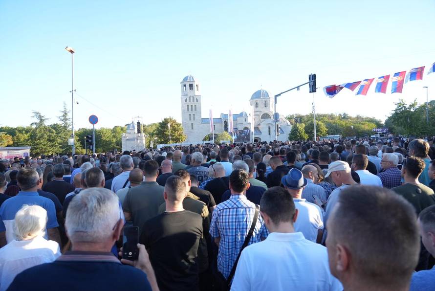 Beograd: Brojni građani došli odati počast ratnom zločincu Ratku Mladiću