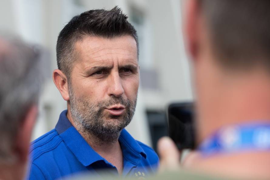 Zagreb: DruÅ¾enje igraÃ¨a GNK Dinamo s predstavnicima medija ispod juÅ¾ne tribine stadiona Maksimir