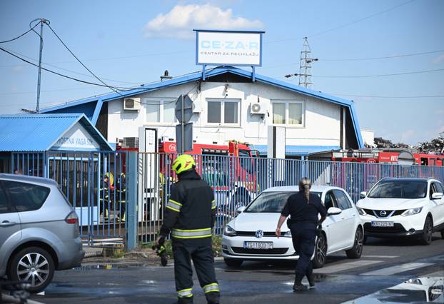 Zagreb: Požar u tvrtki Cezar u Sesvetama